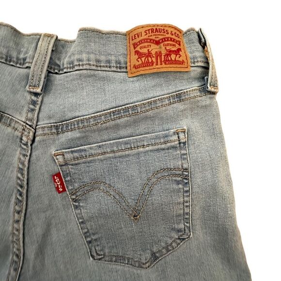 Levi’s ~ Women’s light wash denim shorts ~ mid length ~ size 28 ~ 5 pocket - Picture 4 of 9